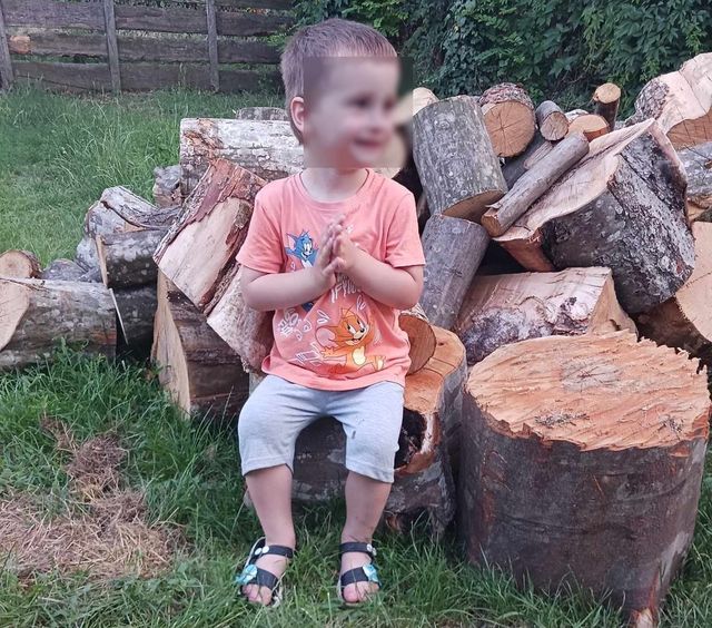 Minune la Iași. Ce a spus copilul de 3 ani când s-a trezit din comă, după ce a fost aruncat pe geam de mamă
