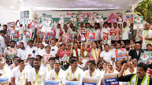 Kavitha stages protest against notice to KCR in Kaleshwaram issue