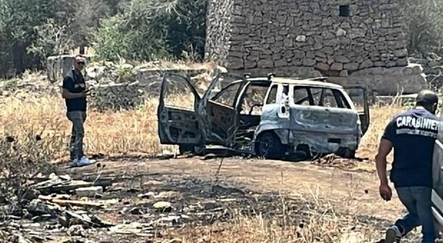 ++ Corpo carbonizzato in un'auto nelle campagne del Salento ++