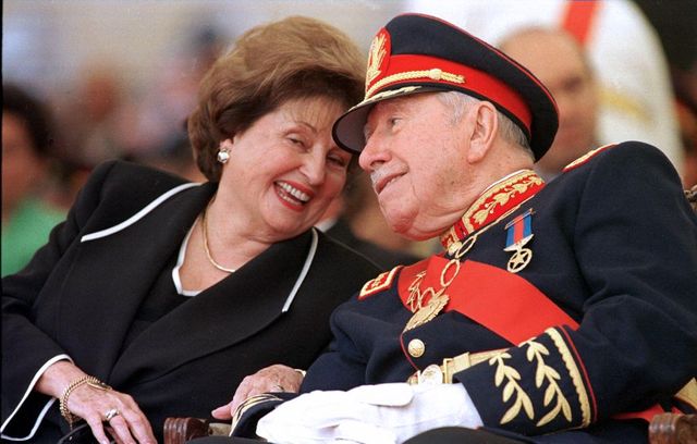Muore a 99 anni Doña Lucia, la vedova Pinochet, e in Cile esplode la festa