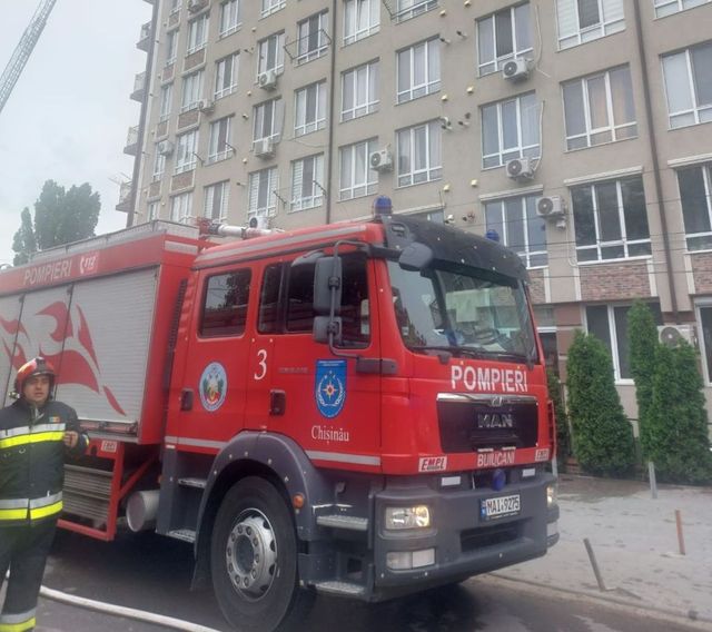 O mansardă a unui bloc din capitală, în flăcări