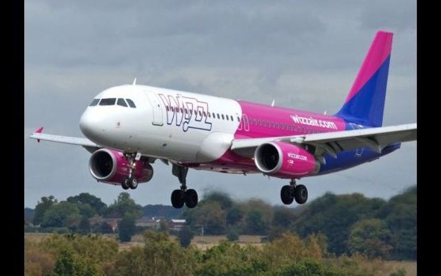 Un pasager a încercat să pătrundă cu forța în cabina de pilotaj a unui avion Wizz Air