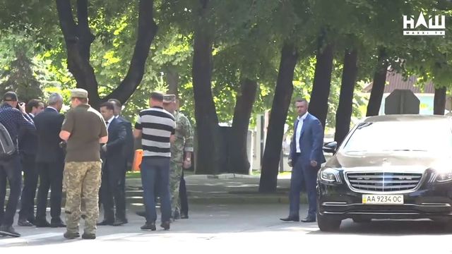 Зеленский резко оттолкнул министра обороны Украины