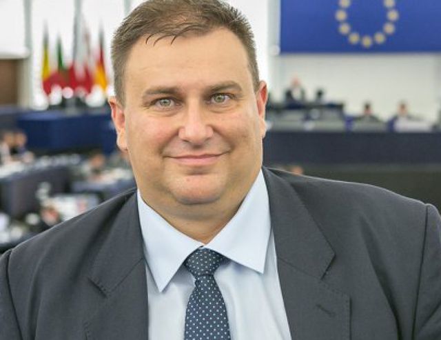 На практика мониторингът падна, настоя Емил Радев