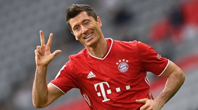 Lewandowski Hat Trick Helps Bayern Rout Frankfurt 5-0
