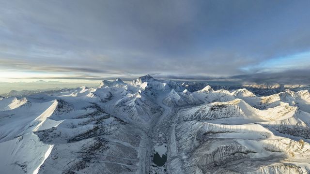 Eltűnt egy turistákat szállító helikopter Nepálban az Everest közelében