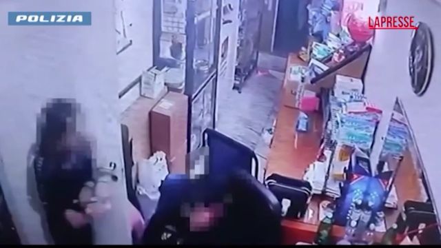 Calci, pugni e schiaffi alla moglie, arrestato 34enne a Catania: nel video le immagini choc