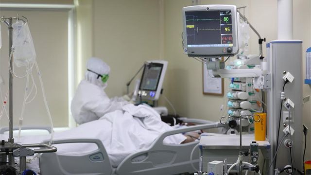 Россия продлит выплаты медикам и врачам до конца 2021 года
