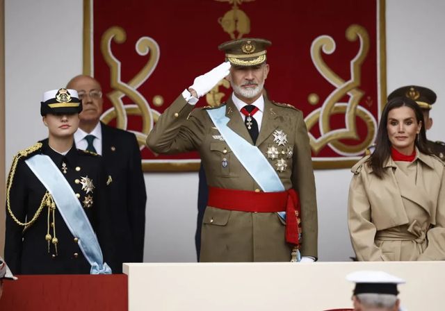 3.900 militares, la sucesora de la Patrulla Águila y el borrego Baraka en el desfile del 12-0