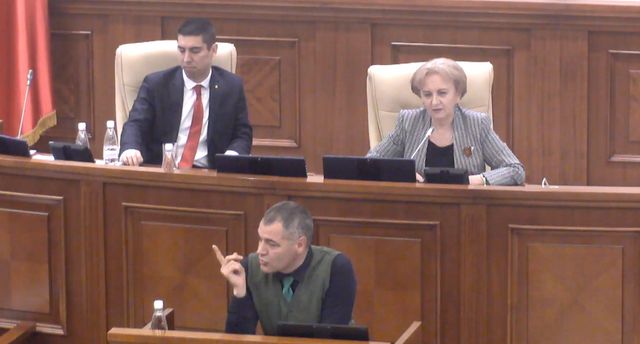 Octavian Țîcu a blocat tribuna Parlamentului și nu i-a permis Maiei Sandu să i-a cuvântul