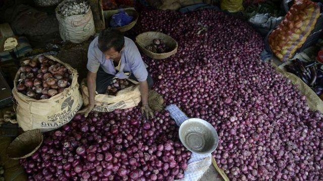 As onion prices keep up heat, Amit Shah holds meet to take stock
