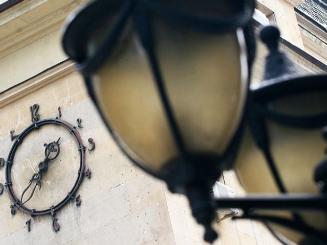 Тази нощ местим стрелките с 1 час напред