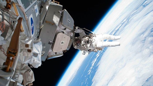 Американские астронавты вышли в космос с борта МКС