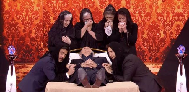 Felicissima Sera, Amedeo vince il Guinnes World Record spaccando trenta noci con la bocca