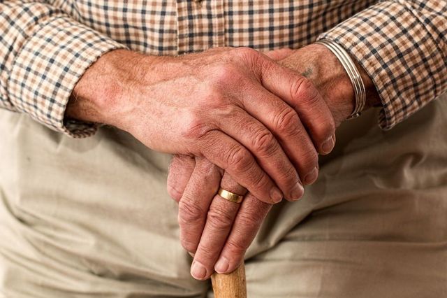 Bonuri de masă pentru pensionarii de peste 75 de ani cu pensia minimă