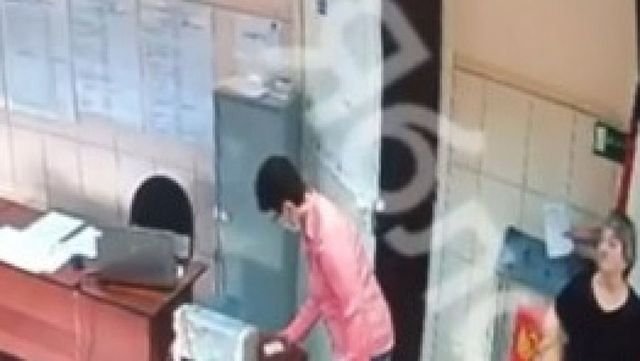 Un bărbat din Rusia a fost filmat cum introduce mai multe buletine de vot în urnă