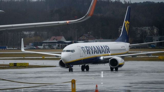 Avion Ryanair escortat de avioane de luptă, ca urmare a unui bilet găsit în toaletă
