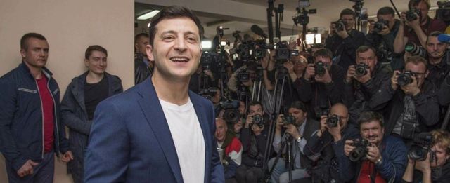 Elezioni Ucraina, il comico Volodymyr Zelensky in vantaggio col 73% sul presidente uscente Petro Poroshenko