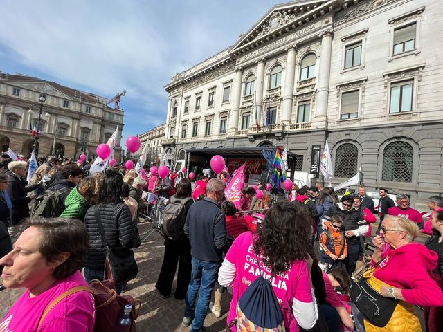 Manifestazione a Milano, centinaia di persone in piazza per i figli delle coppie omogenitoriali