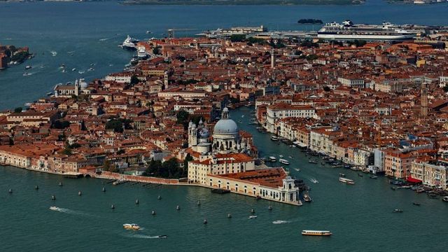 Venezia, arriva il Daspo urbano per chi sporca