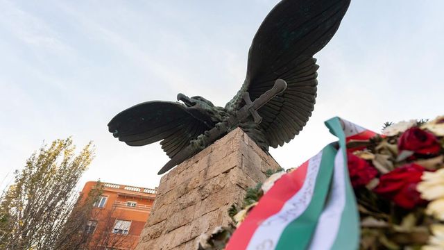 Megszüntette a bíróság a Turul-szobor ideiglenes védettségét