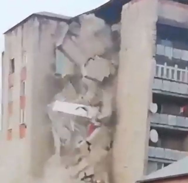 Un bloc de nouă etaje s-a prăbușit în orașul Otaci din Republica Moldova