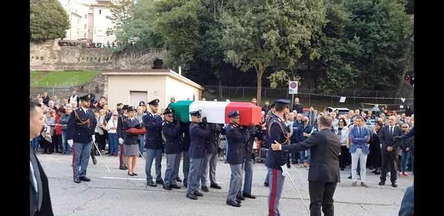 Poliziotti uccisi a Trieste, il commovente omaggio alla Camera ardente