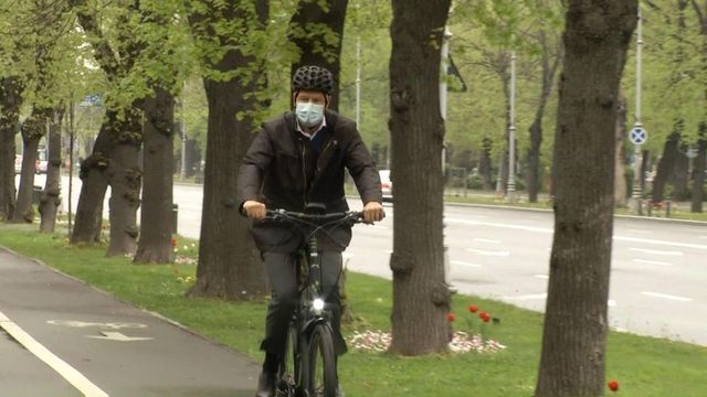 Președintele Klaus Iohannis, pe bicicletă prin trafic, spre Cotroceni, de vinerea verde