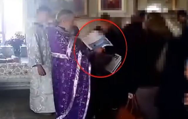 Poliția: Un preot a fost prins cum împarte ziare cu propagandă electorală enoriașilor, în timpul slujbei