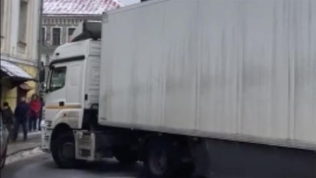 Водитель фуры в Москве перекрыл улицу из-за задержки зарплаты