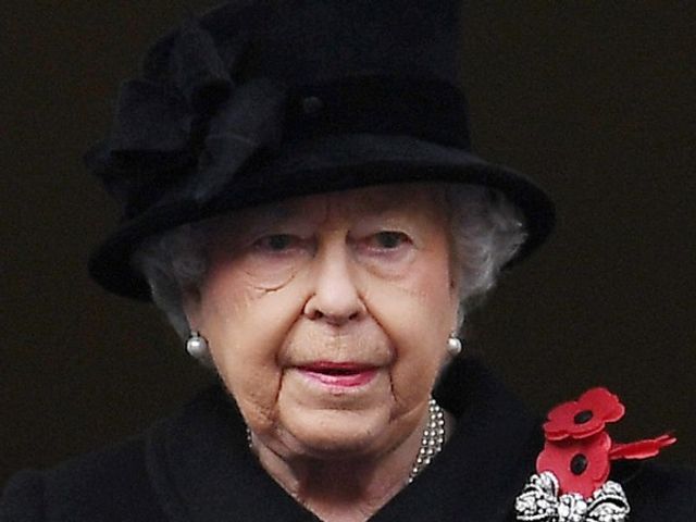 Кралица Елизабет отбелязва 95-ия си рожден ден в траур