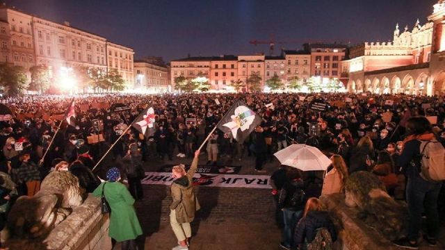 Zeci de mii de oameni au protestat în Varșovia față de hotărârea care interzice aproape total avortul în Polonia