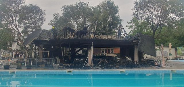Flăcări la Comrat: Terasa unui restaurant, cuprinsă de un incendiu de proporții