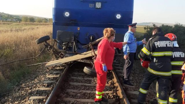 Doi tineri, de 13 și 30 de ani au murit, după ce căruța în care se aflau a fost lovită de tren, în Vaslui