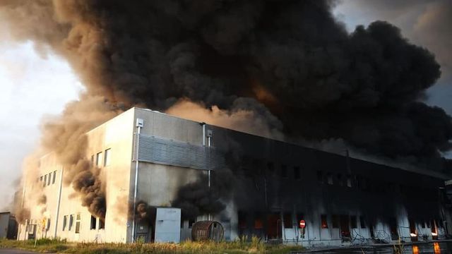 Enorme incendio in un magazzino a Faenza, le immagini aeree