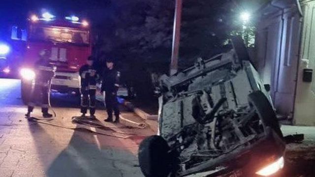 Un șofer a DECEDAT la Tvardița, după ce mașina pe care o conducea s-a răsturnat