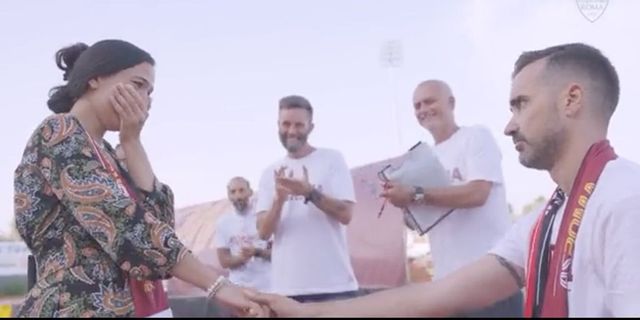 Roma, proposta di matrimonio di un tifoso davanti a Mourinho