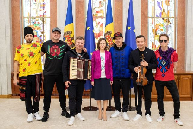 Președinta Maia Sandu a decorat pe „Zdob și Zdub” și pe frații Vasile și Vitalie Advahov pentru prestația de la Eurovision