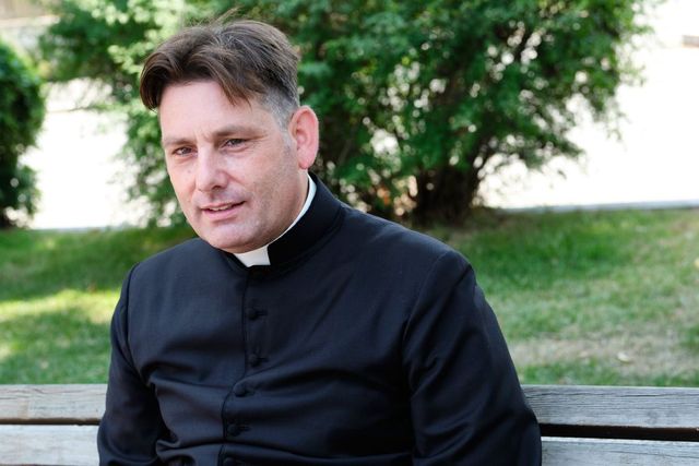 Roma, tenta di investire il prete antimafia don Coluccia ma un agente della scorta gli spara