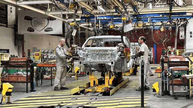 Dacia începe noi concedieri voluntare la Mioveni, cu prime de zeci de mii de euro pentru anumiți angajați