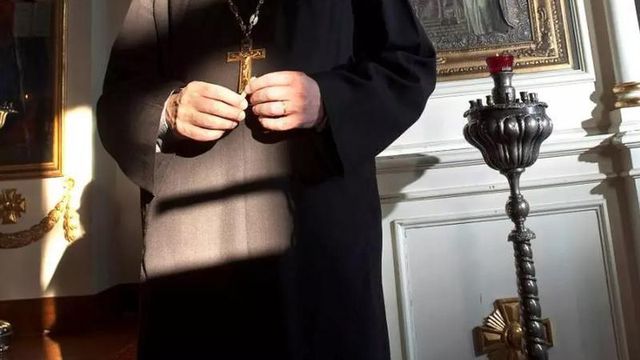 Un preot, încătușat la Glodeni, după ce ar fi încercat să violeze un băiat de 11 ani