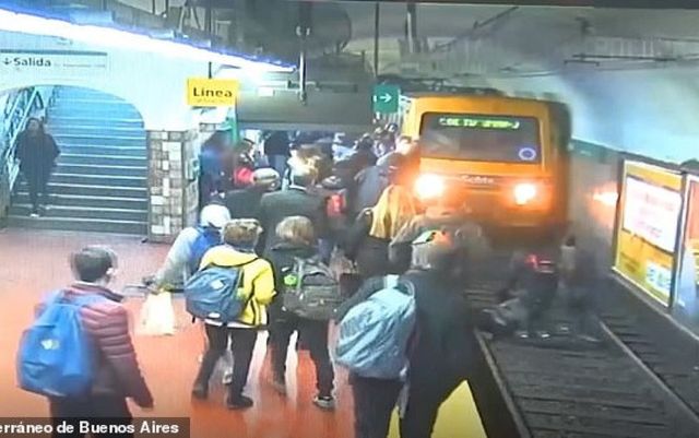 VIDEO Femeie salvată în ultimul moment, după ce un călător a leșinat la metrou și a împins-o pe șine
