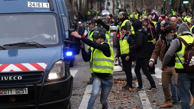Franta, in al 18-lea weekend de mobilizare civica. Noi violente intre vestele galbene si fortele de ordine la Paris