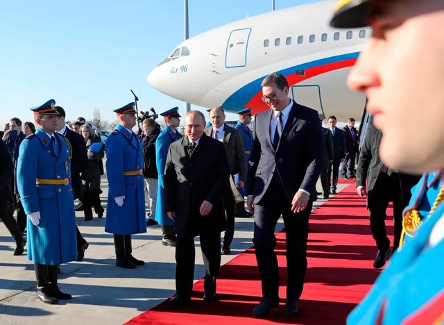 Președintele sârb Aleksandar Vucic a fost nevoit să facă o escală la Baku în drumul său spre Moscova, după ce ucrainenii au bombardat Rusia
