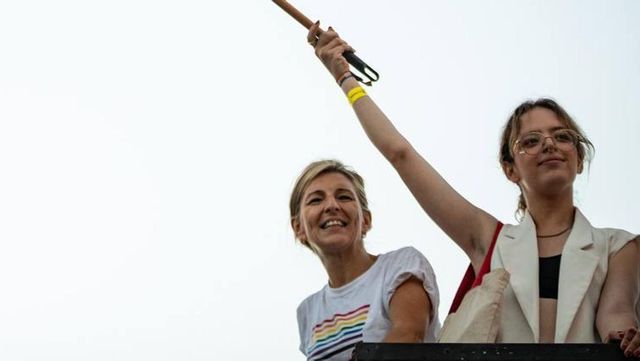 Sumar ficha a la escritora Elisabeth Duval como portavoz de feminismos