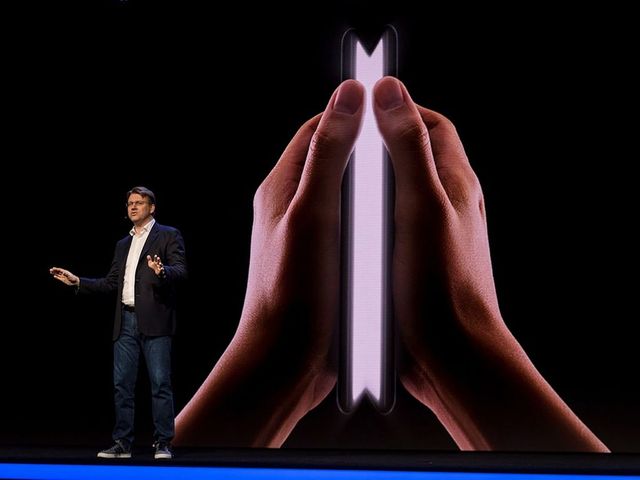 Samsung Said to Be Working on Foldable Phone That Collapses Into Square