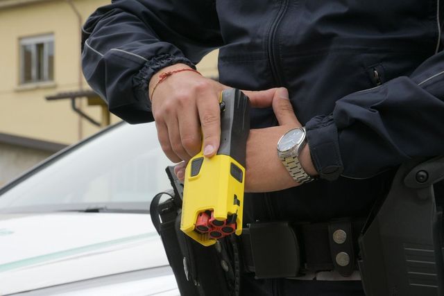 ++ Colpito con il taser,giovane ha malore e muore a Pescara ++