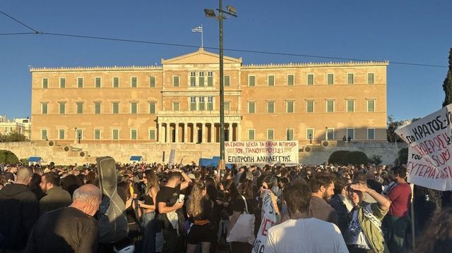 Prima țară din Uniunea Europeană care va introduce ziua de lucru de 13 ore, în ciuda protestelor vehemente