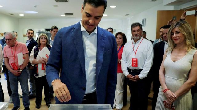 Lemondáson gondolkodik a spanyol miniszterelnök, miután korrupciós vádak érték a feleségét