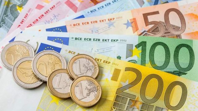 Leul câștigă teren în raport cu euro, dar se depreciază în fața dolarului american